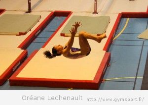 Oréane Léchenault exécute un double arrière en gymnastique